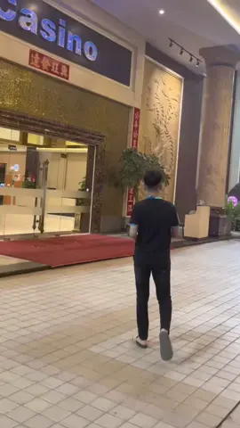 nhiều lúc anh tuổi thân lắm , anh kh được như họ anh phải bôn ba đấu tranh với xã hội tối về thì phải đấu tranh với hạnh phúc của mình .... #vanphuc 