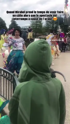 Ces moments nous manquent tellement 🥲 Trop hâte de voir les nouveaux spectacles qui arrivent en avril 😁#disney #mamandisney #maman #disneylandparis #disneylandpass #Love #madrigalfamily #mirabelmadrigal #brunomadrigal #encanto #hug 
