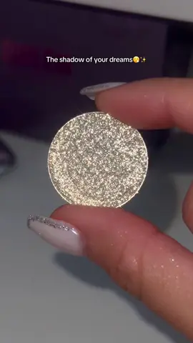 Are you going full pigment or smoking it out? 👀 #queencosmetics #diamonds #diamondlips #sparklyshadow 