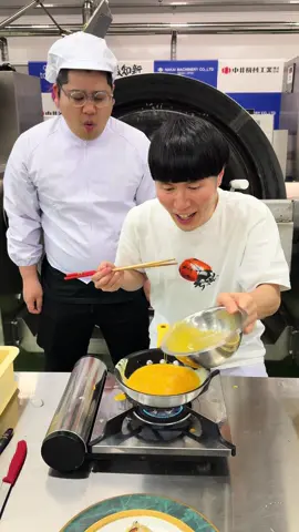 Making giant fried rice with two people🥚　#tiktokfood #omelet @ケンティー健人/kenty 