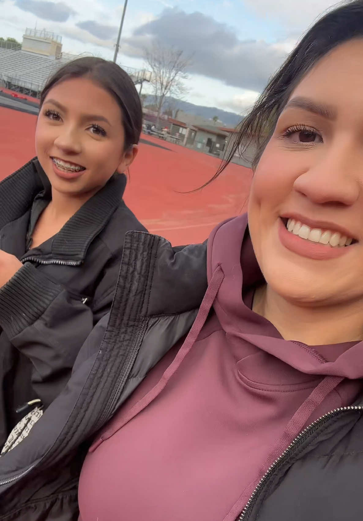 Bonding time with @Logan🏈⚽️💸💸 football team and a pot luck😋 @𝐄𝐯𝐞𝐥𝐲𝐧♛ it is way too cold😭😭 #momlife #momlifebelike #MomsofTikTok #daughtersbelike #daughtersoftiktok #teenagersbelike #teenagers #teensoftiktok #daughtersbelike #sonsoftiktok 