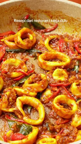 #creatorsearchinsights  -Kamheong Sotong  Perapkan 2 ekor sotong dengan Garam serbuk kunyit. Stir fry sotong dengan API KUAT SELAMA 30 SAAT Biarkan tepi dulu.  -Sos Tumiskan  -2sudu besar udang kering cincang -cili padi, halia, bawang putih, bawang merah cincang. -daun kari -1 atau 2 sudu serbuk kari ikan Masukan  -1 sudu sos tiram -Setengah sudu pes taucu -kicap manis ikut rasa -Cili merah -Air sikit -JANGAN LETAK GARAM Masuk balik sotong, gaul rata, siap.  Kalau nak berkuah, boleh tambah lagi air dengan serbuk kari. JANGAN LETAK GARAM #masakansimple #asmrfood #kamheong #sotong 