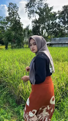 Neng sari mau ke saung sawah🤩#gadisdesa #jandamuda #fyp 