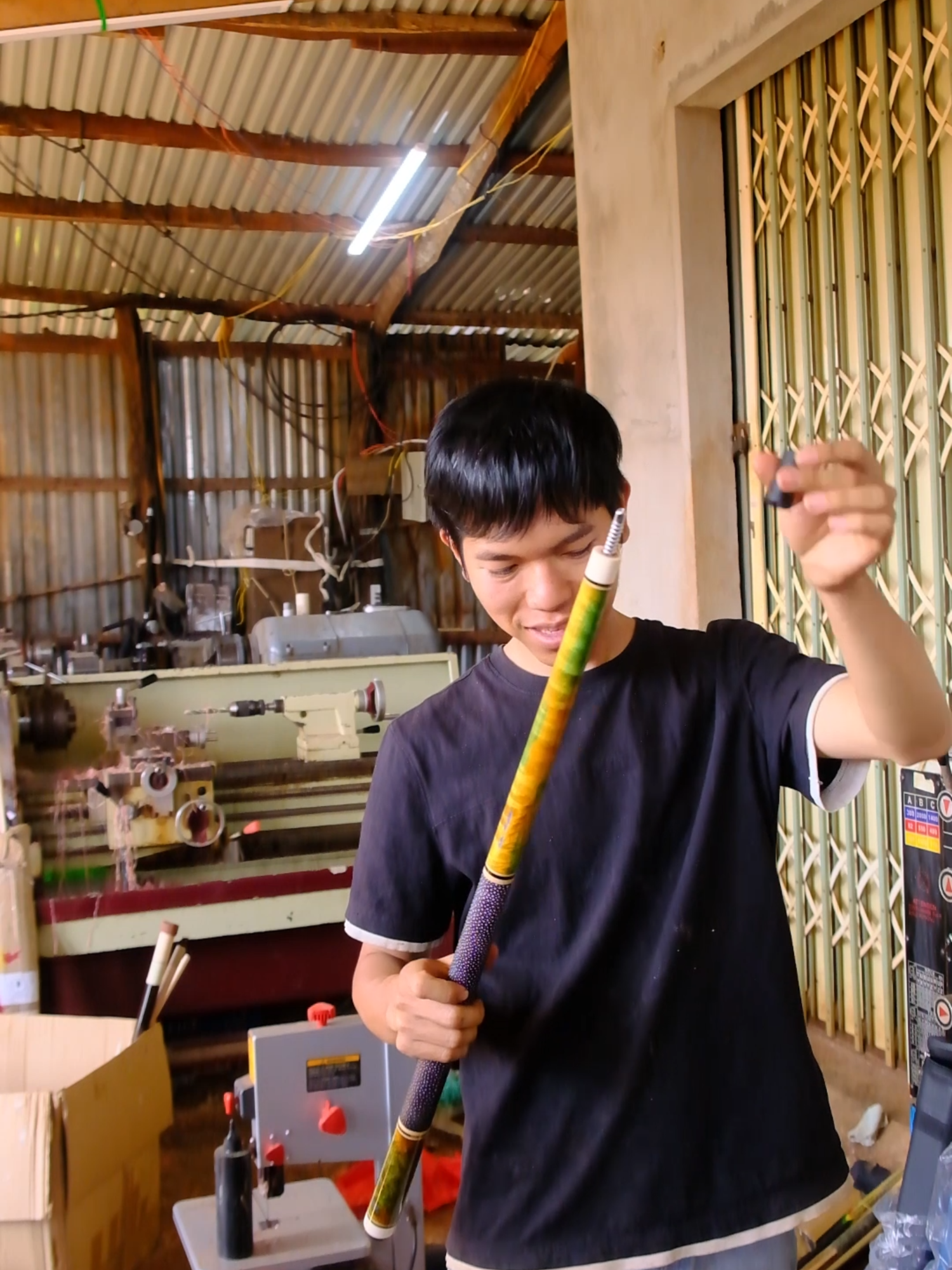 Cơ bida lỗ màu xanh trông rất bựa của Lý #anhlyreview #bida