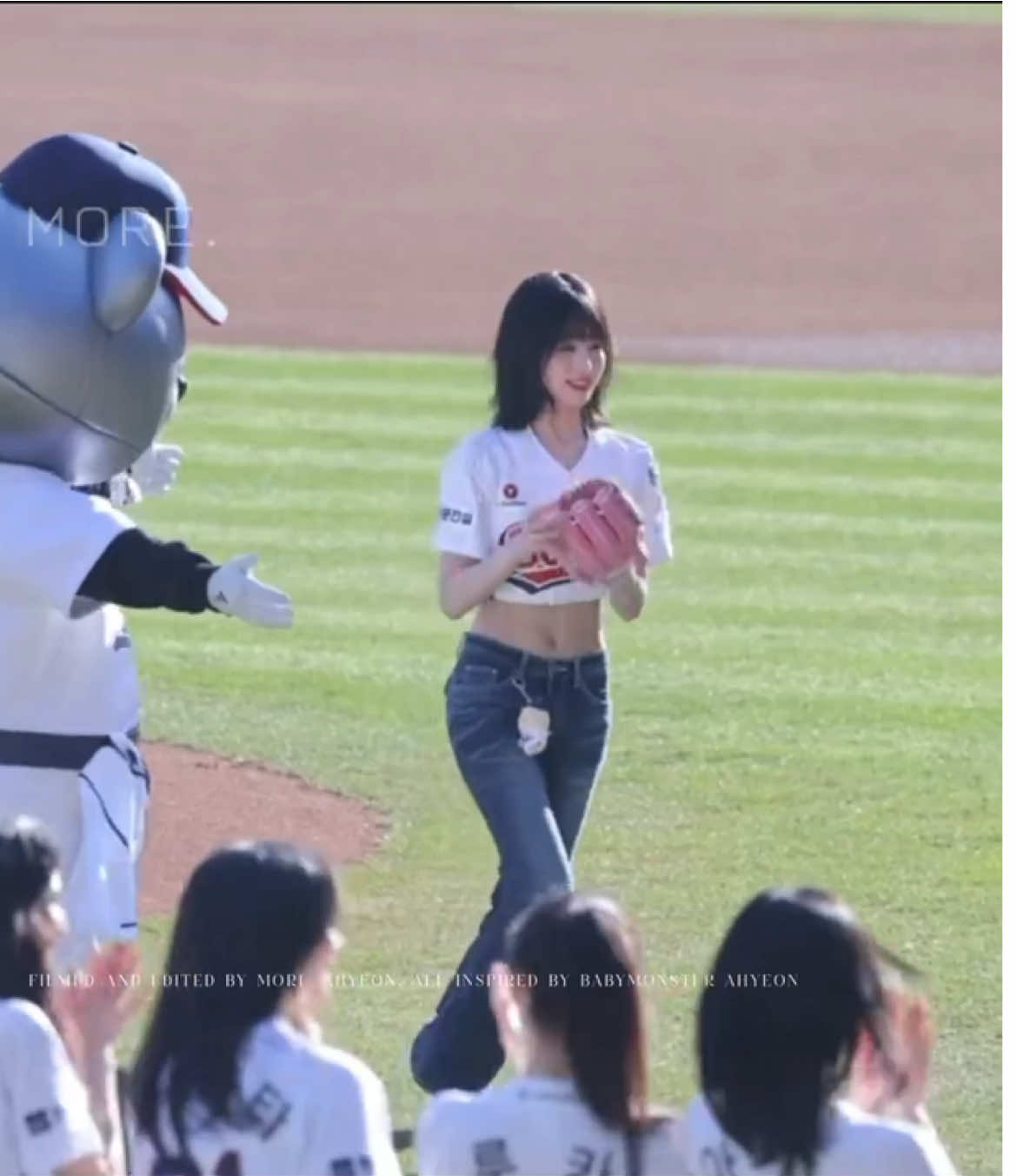 Ahyeon first pitch!⚾🤩🔥 #ahyeon #아현 #jungahyeon #ahyeonbabymonster #アヒョン  #BABYMONSTER #베이비몬스터 #doosan #baseball #firstpitch #Home_Run_With_AHYEON