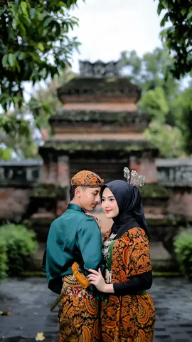 Jasa foto baju adat jawa termurah dan ter estetik se-yogyakarta  harga jasa foto mulai 5k/foto Sewa baju mulai 25k/orang  H+1 lebaran sudah buka dan ber aktifitas nah ini mimin spill kan 2 spot recomended indoor dan outdoor yg estetik untuk memenuhi kebutuhan libur lebaran temen temen semua Yaitu :  1. Masjid gedhe mataram (kotagede) 2. Sekar kedathon (kotagede) Dengan jam oprasional  Pukul : 07.30 sd 22.00 WIB  Buka setiap hari  Yook buruan agendakan moment liburan kalian dan rasakan experience nya jadi raja dan ratu bersama kami #fy #fypage #fyp #prewedding #jasafoto #couple #jogjaistimewa 
