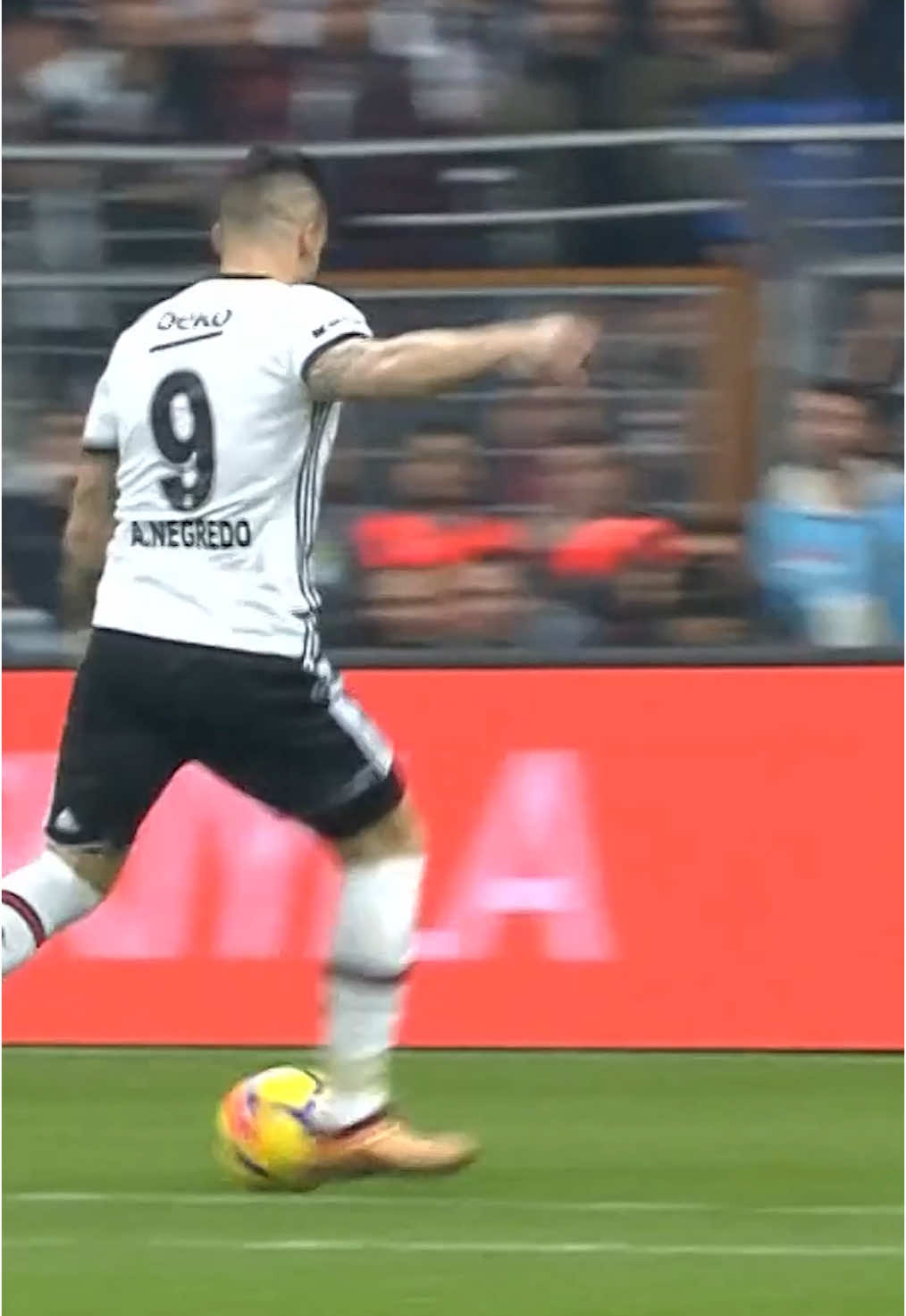 ⚫⚪ Beşiktaş x Galatasaray 🟡🔴 | #BJKvGS  🦅 Alvaro Negredo, şık çalımlarla golü buluyor! ✨ Dev derbinin heyecanı, #beINSPORTS ekranlarında…