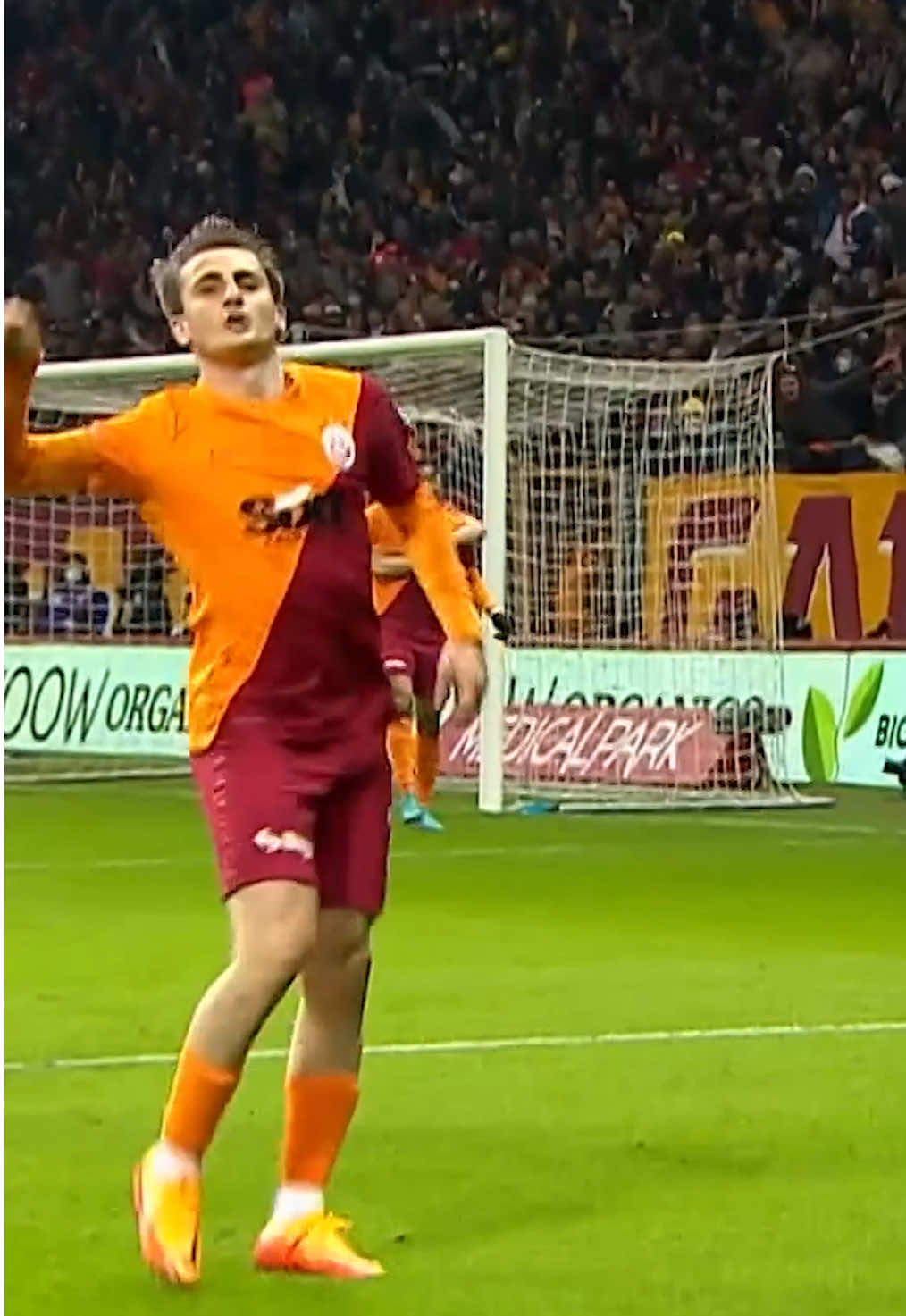 ⚫⚪ Beşiktaş x Galatasaray 🟡🔴 | #BJKvGS  🦁 Kerem Aktürkoğlu'ndan çok sert gol vuruşu! ✨ Dev derbinin heyecanı, #beINSPORTS ekranlarında…