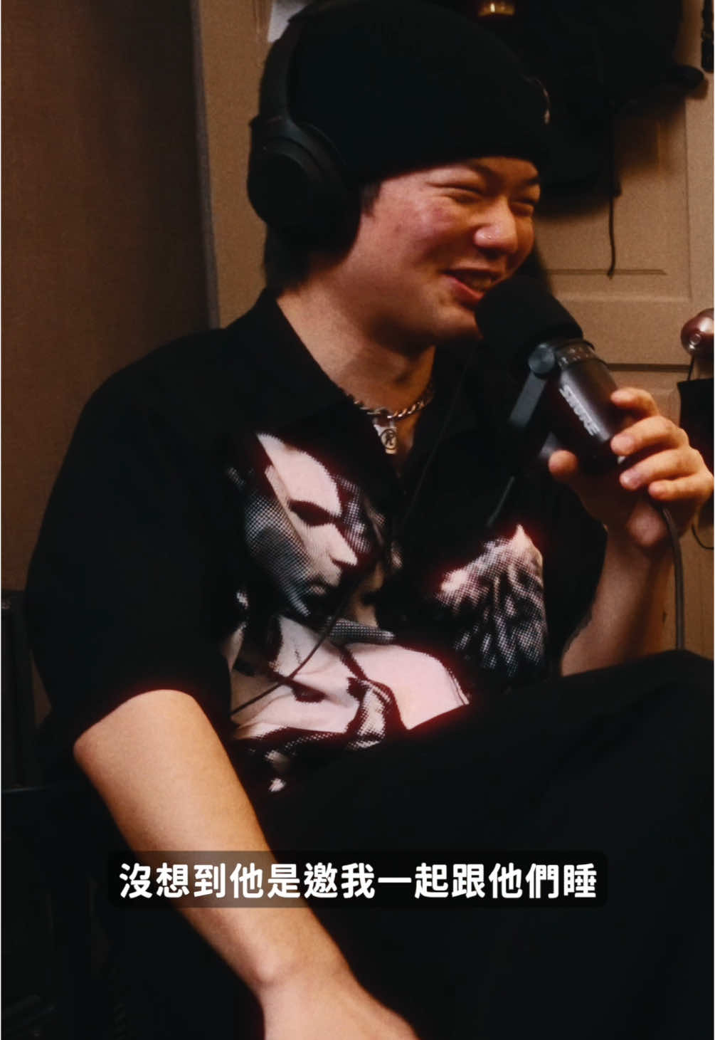 EP34精華｜三人行 失戀睡不著 原本只是想要兄弟陪 沒想到他竟對我做出邀請的動作 然後就⋯三人行了⋯ 三人同行真的一人免費🆓 說睡就睡🥵 - 〈哪裡聽、哪裡看〉 YouTube / Instagram / Spotify / Apple / KKBOX / TikTok / 🔍👀搜尋：有搞頭 ReallySomething #失戀 #愛情 #感情 #分手 #三人行