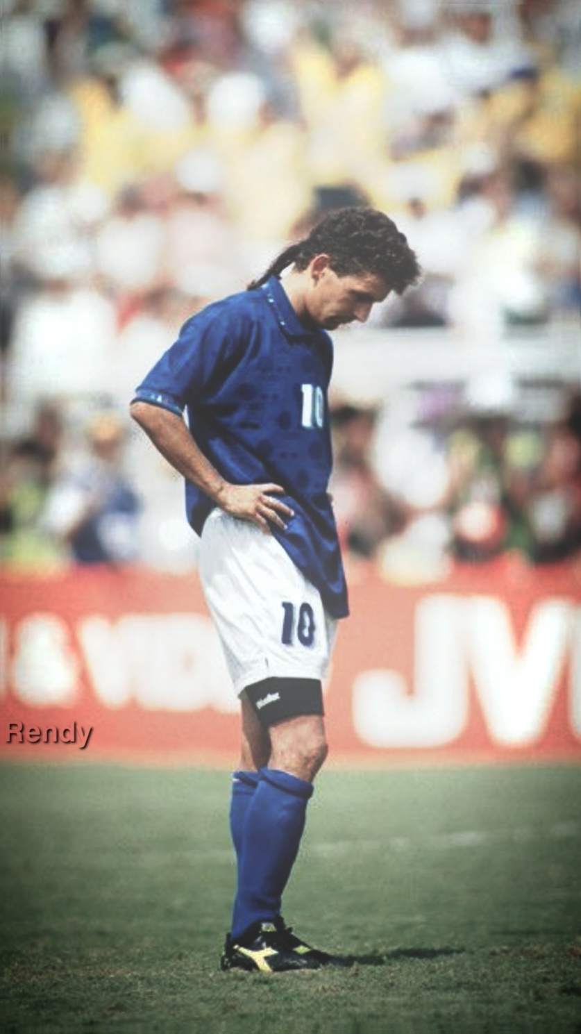 Roberto Baggio.  Pada Tahun 1994 World Cup Italia Vs Brazil Final,Roberto Baggio Gagal Mengeksekusi Pinalty,Alhasil Brazil Keluar Sebagai Pemenang Wolrd Cup 1994.Pada Saat Itu Semua Mata Tertuju Kepada Baggio Yang Berdiri Selama 15 Menit Lamanya Dan Orang