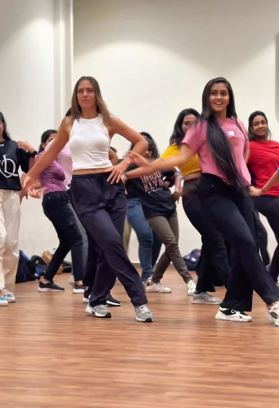 ප්‍රංශේ එයාද ලංකාවේ මෙයාද 🙈♥️🇫🇷🇱🇰  DC @Oshan Liyanage  මේ වගේ නටන්න එන්න ඔෂාන්ගේ Dancing Class එකට 0774301702 Whatsapp Now ♥️ @inescass @Geevindi Nimshani  #onemillionaudition #foryou #fypシ゚ #oshanliyanagedance #viral #trending #olds #oshanliyanage #dance #srilanka #france 