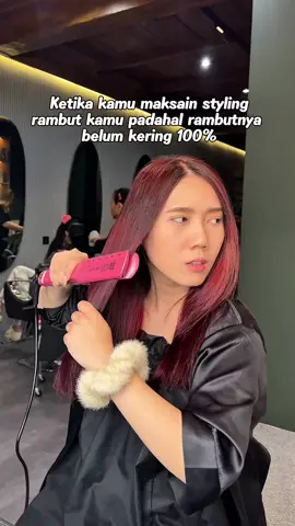 Jangan buru-buru nyatok! ⚠️🔥 Pernah denger suara “cesss” pas lagi nyatok rambut yang masih setengah basah? Itu tandanya rambut kamu lagi ‘digoreng’! ❌🔪 Catokan di rambut yang belum kering 100% bisa bikin: ❌ Rambut rapuh & bercabang – karena air yang masih ada di rambut langsung menguap, bikin rambut dehidrasi parah! ❌ Tekstur jadi kasar & kusam – rambut kehilangan kelembapan alami, bukannya lurus sehat malah jadi kering & frizzy. ❌ Alat styling cepat rusak – uap air yang kena plat panas bisa bikin catokan cepat korslet & berkarat! Jadi, sebelum styling, pastikan rambut udah kering sempurna ya! Bisa pakai hairdryer atau tunggu kering alami. Sayangi rambut & alat styling-mu! ❤️‍🔥✨ #HairCareTips #sayangirambut 