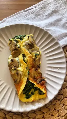 GLUTEN FREE PROTEION BREAKFAST  @canann_dinler #ketokiick #keto #ketorecipes #ketolife #ketodiet #ketoforbeginners #ketolifestyle #ketosis #ketofriendly #ketorecipe #ketones Ingredients; Mushroom Kashar cheese or any melting cheese Egg Spinach