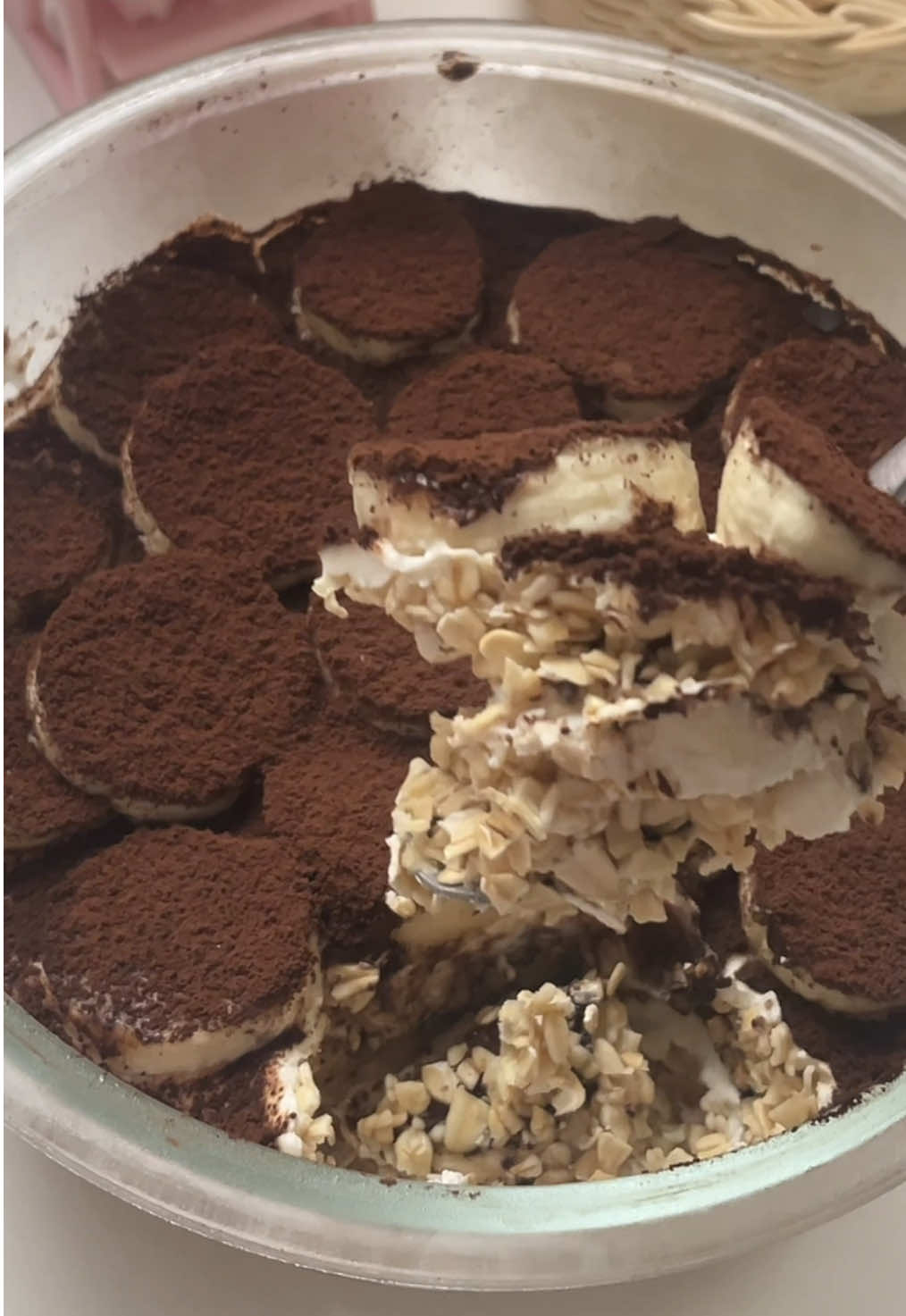 ใครเบื่อ overnight oat แบบเดิมๆต้องลองอันนี้เลยยย คืออร่อยมากกก ให้ฟีลเหมือนกินบานอฟฟี่เลยย แล้วทำง่ายมากก🤩✨ วัตถุดิบ🥣 - ข้าวโอ๊ต - กรีกโยเกิร์ต / โยเกิร์ต - กล้วยหอม - ผงโกโก้ ทำสลับกัน 2 ชั้นกำลังดี แช่ข้ามคืน 1 คืน #overnightoats #tiktokทําอาหาร #ห้องครัวtiktok #มื้อเช้า #เมนูง่ายๆ #tiktokพากิน #ขนมคลีน #fyp #viral 