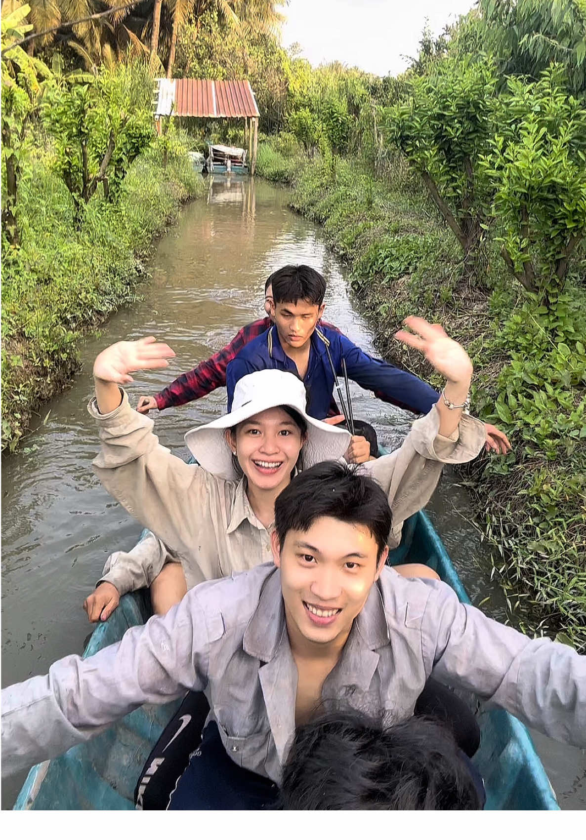 Có ai ở miền tây mà không biết bơi giống mình không 😥 #couple #trendingtiktok #elipsport #ghemassage #xuhuong #chuphinhcouple #mẹchồng #emchong #cướichồngthoiii #thuyenliem 