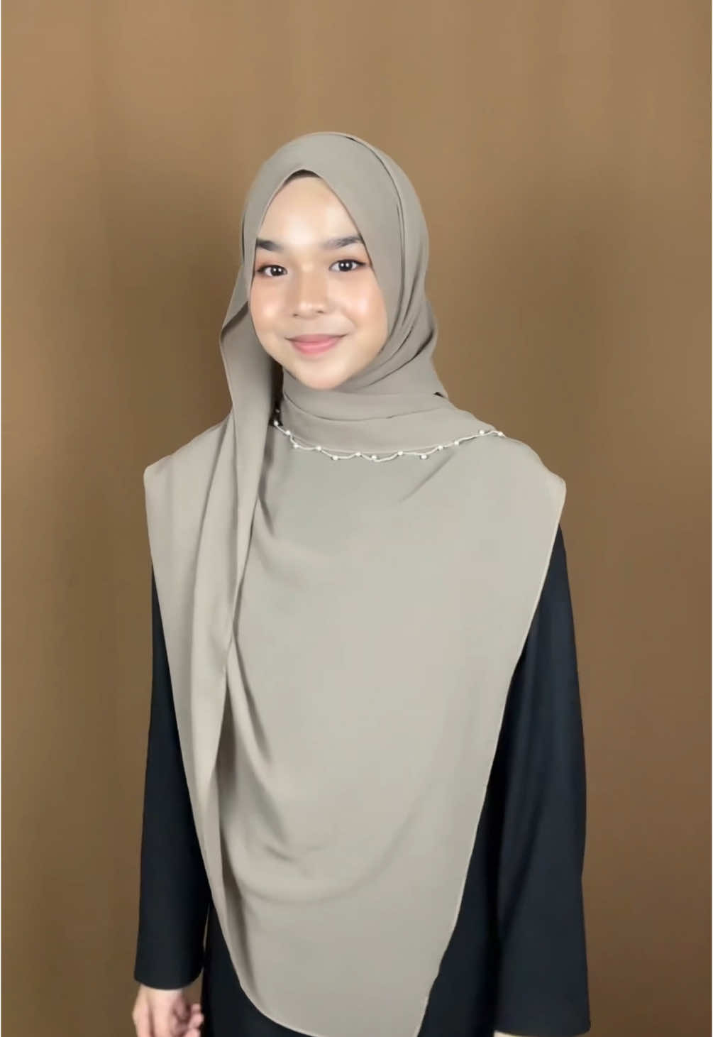 Replying to @𝓪𝔃𝔃𝓪𝓵𝓮𝓪𝓪♡ 30 days 30 hijab tutorial - day 28 // beaded shawl beli sini  @aiqha 🕊️🤍  #shawltutoriallabuh #malaysiahijabstyle 