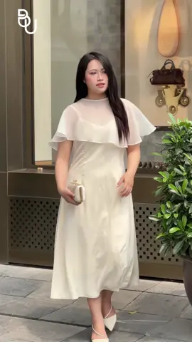 Bước vào bữa tiệc, nàng chẳng cần ồn ào, chỉ một dáng hình thướt tha đã đủ để ánh mắt ai kia lặng lẽ dõi theo. Đầm lụa hai dây ôm nhẹ từng đường nét, phần choàng vai rủ mềm như một cánh hoa lặng lẽ bung nở giữa ánh đèn, dịu dàng ôm lấy làn da, che khéo những đường cong nàng muốn giấu, tôn vinh những nét duyên ngầm chẳng cần nói thành lời.  Một thiết kế dành riêng cho nàng – dịu dàng nhưng đầy quyền lực, thanh tao nhưng mãi vấn vương. ✨ *25HSD033 #bigsize #chubby #hackdang #chekhuyetdiem  #chubbygirl #bubigsize #bigsizefashion
