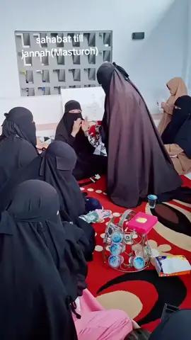 MASTURAH  Masturah berasal dari bahasa Arab yang artinya Yang Terpelihara  Qiyasnya adalah seorang wanita yang menjaga / memelihara dirinya dari segala bentuk ketaatan kepada Allah terutama dalam bab Auratnya Wanita.  1. Merubah Kecintaan Kepada Dunia menjadi kecintaan kepada Akherat 2. Merubah Keyaqinan kepada Janji makhluq meniadi janji dari Allah SWT  3. agar wujudnya agama yang sempurna di rumah kita sehingga kita dapat menjadikan rumah kita sebagai surgaku dengan terwujud agama yang sempurna.  6 PERKARA YANG DIKEHENDAKI NABI UNTUK PARA WANITA 1. Abidah. ( Wanita Ahli Ibadah ) 2. 'Alimah. ( Wanita Ahli Ilmu ) 3. Da'iyah. ( Wanita Ahli Da'wah ) 4. Murobiah. ( Wanita pendidik ) 5. Khodimah. ( Wanita yang melayani Suami ) 6. Zahidah. ( Wanita ahli zuhud / Hidup sederhana ) 1. Bagaimana caranya menjadi seorang “Abidah Sibukkan diri kita dengan Amal amal agama selama 24 Jam Hidupkan Do'a Do'a masnunah dan Adab adab Sunnah selama 24 jam 2. Bagaimana caranya menjadi seorang A'limah Hidupkan Rumah dengan  Amal amal agama (Ta'lim, kitabi, 6 sifat, musyawarah, Tasykil, Musyawarah ) Rajin Menghafal Al-Qur'an, Hadist Hadist Nabi SAW 3. Bagaimana caranya menjadi seorang Da'iyah Istiqomah Membuat Suasana Pembicaraan Iman Yaqin kepada anak2, keluarga dan tamu yg datang kerumah Mendorong Suami untuk Fii Sabilillah/solat tepat waktu, di mesjid dengan berjamaah, dan selalu menuntut ilmu 4. Bagaimana caranya menjadi seorang Murobiyah Ajarkan Anak Anak tentang Agama Hidupkan suasana Ta'lim Watalum dengan Anak2 di rumah 5. Bagaimana caranya menjadi seorang Khodimah Amalkan 12 Cara Berkhidmat kepada Suami 6. Bagaimana caranya menjadi seorang Zahidah Mengutamakan Agama dari pada keperluan Rumah tangga Memudahkan Suami untuk Fii sabilillah/solat tepat waktu, di mesjid dengan berjamaah, dan selalu menuntut ilmu Maka jika amalan ini terwujid dalam diri wanita dan istikoma mengamalkanya sampai mati dan dia beramal hanya mengharap ridha Allah saja maka dia pantas disebut MASTURAH.. #DSAS#Masturoh#akhwatbercadar 