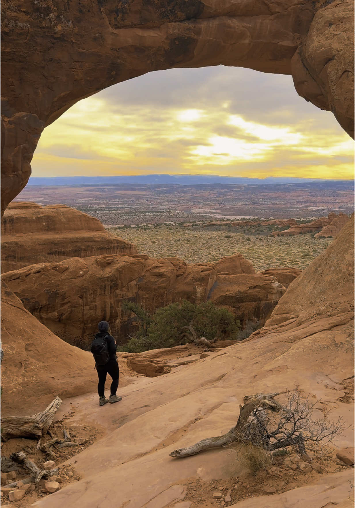 Arches at Sunrise…chefs kiss! 😘 🤌🏽 #utah #hike #views #archesnationalpark #sunrise 