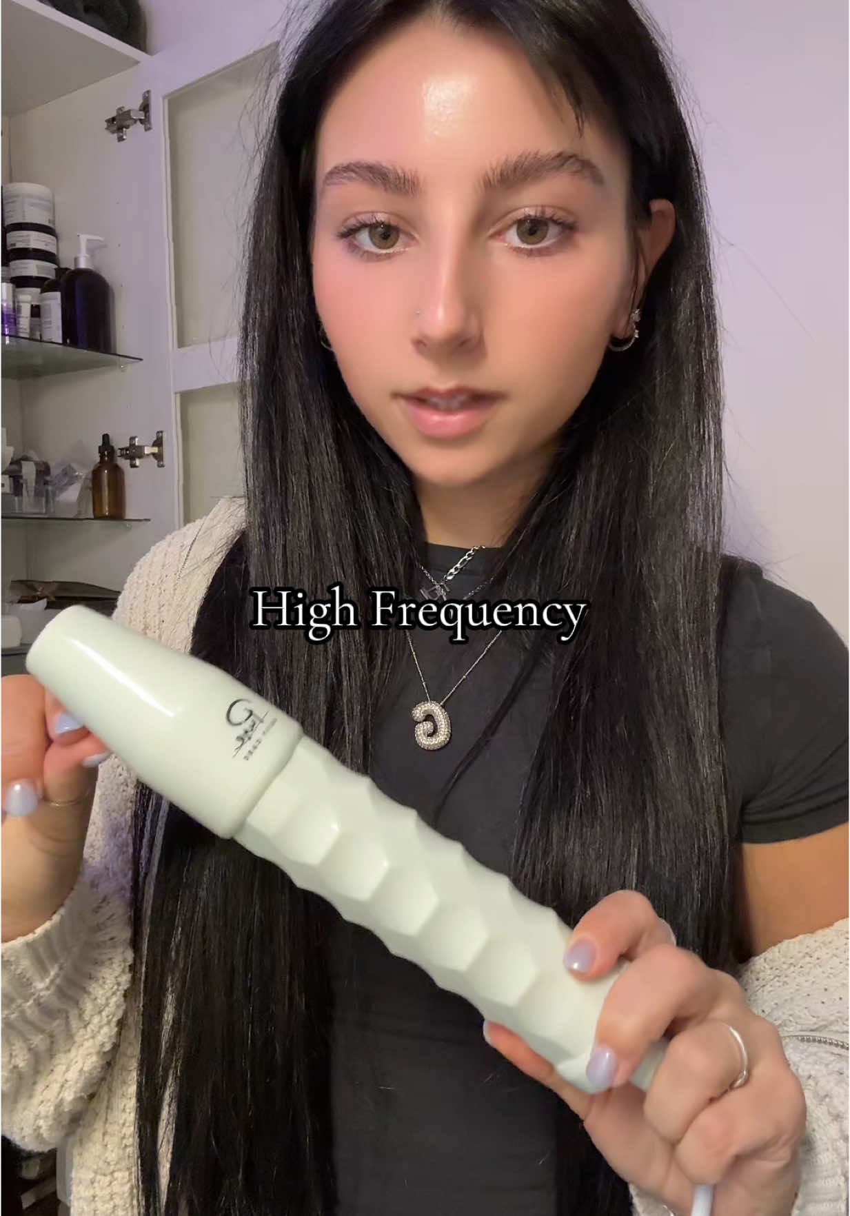 I will go more in depth with this machine soon! #fyp #tikok #highfrequency #licensedesthetician #skin #acne 