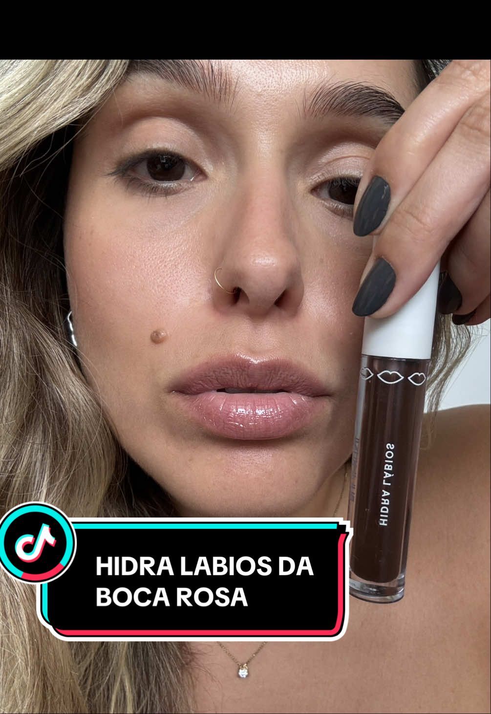 amigas, comprei o hidra lábios da @Boca Rosa e, mesmo não sendo a maior fã de gloss do mundo, eu amei a cor e o efeito!me conta aqui nos comentários se você já experimentou e qual a sua cor preferida! 👄 #creatorsearchinsights #beautytips #hidralabios #bocarosabeauty #bocarosa #vlogtiktok #vlogtok #vaiprofycaramba #vaiprofycarambaaaaa #dicasdebeleza #maquiagem #makeup 