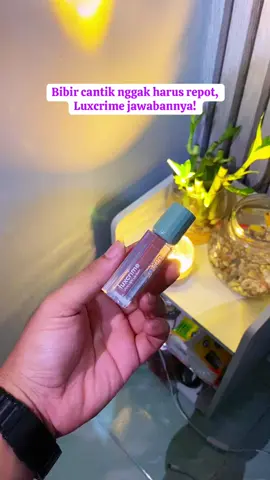 Mungkin mbak belbon pakai ini biar pas ngomong di perhatiin mas deny, makanya pas ngobrol jadi lagu bukanya jadi perang 🤣🤣🤣. #Luxcrime #LuxcrimeLipstick #LipstikTahanLama #BibirCantik #MakeupIndonesia #BeautyEssentials #BibirMatte #TampilPercayaDiri #FYP #MakeupLuxe