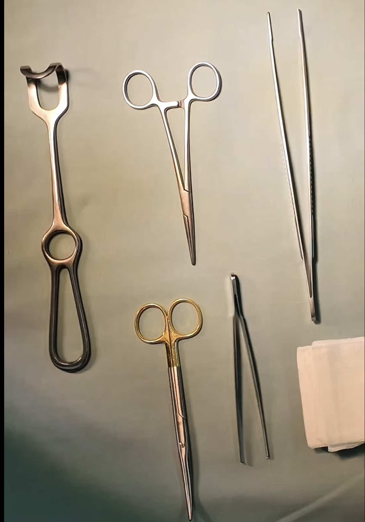 So kommunizieren Chirurgen! 🗣️🧤🥼 . . . #arzt #krankenhaus #klinik #medizinstudium #medizinstudent #medizinstudieren #pflege #krankenpflege #medizin #mediziner #chirurgie #chirurg #op #operation @Yonas Gerlach @sternzeichenarzt @Med-Servicestelle 