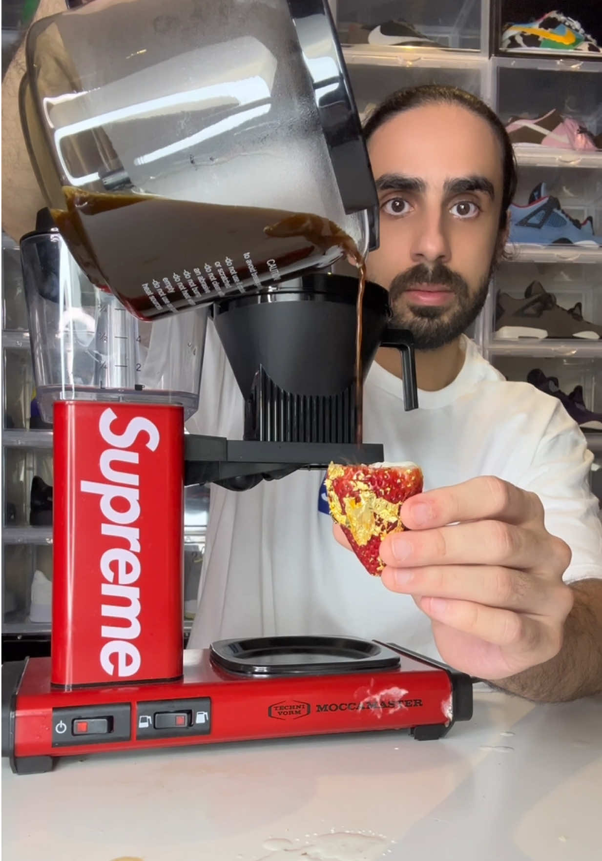 Emirates Strawberry Coffee 🍓 ☕️ #baderalsafar #strawberry #coffee #asmr #satisfying #foryou #fyp #foryoupage #fruit #honey 