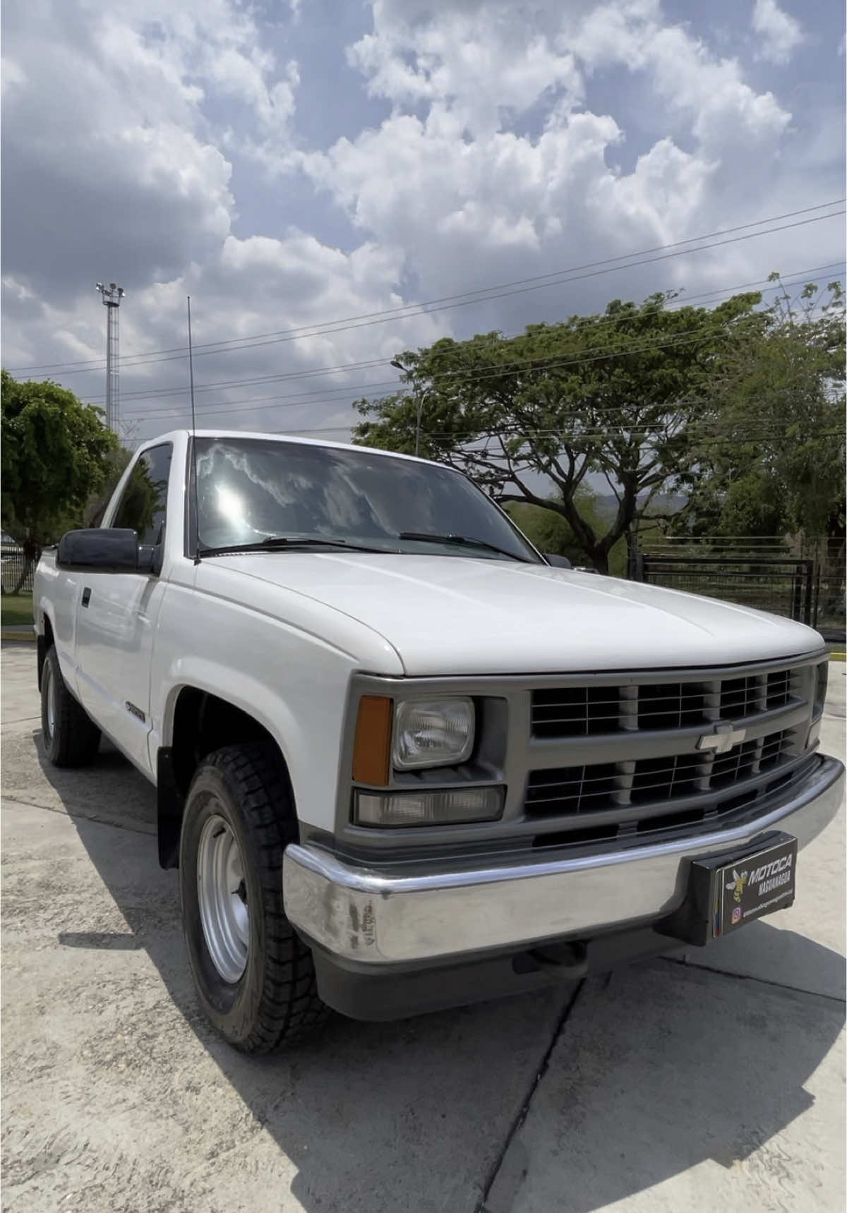 ✅DISPONIBLE ✅  Marca: Chevrolet   Modelo: Cheyenne  Año: 1998  Recorrido: 344.000 Km Dueños: 2-1 Transmisión: Automático 4x2 Tapicería: Tela Color: Blanco  Aire acondicionado: Si Fallas mecanicas: No Choque: No Extra: Motor y caja al día, nunca chocado, aire acondicionado, cauchos nuevos, al día de todo.  . . 🔥🐝 @motocanaguanaguaoficial 🔥 🚩Estamos ubicados en Valencia Edo Carabobo Av Valencia a 100mts de la clínica Metropolitana Agencia Chevrolet Motoca Naguanagua. 📞0412-890-1971 #toyota #fj #valencia #caracas #maracaibo #carros #auto #ventas #compras #ford #chevrolet #motoca #jeep #wrangler #cj #racing #motor #tachira #bmw #mercedesbenz #maracay #cars #rubicon #sevende #nissan #venezuela #motocanaguanagua