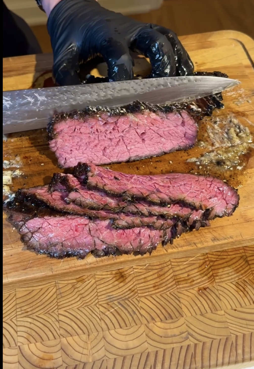 🔪🥩💦 What’s the cut? Marinated Galbi style, grilled and finished with a Honey Butter and lots of fresh cracked pepper. The creamy milky cold butter and such an amazing flavour with the  sweet deep umami vibes. 🥩 Bavette @Cumbrae’s Butchers  . . . #Steak #BBQ #Grilling #mediumrare #marinated 