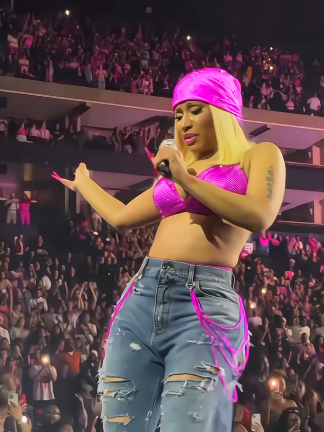 she feeling the energy of this song in GAG CITY so cute 🥹🩷 #nickiminaj #kenzmarajj #foryou #performance #live #fyp @Nicki Minaj 