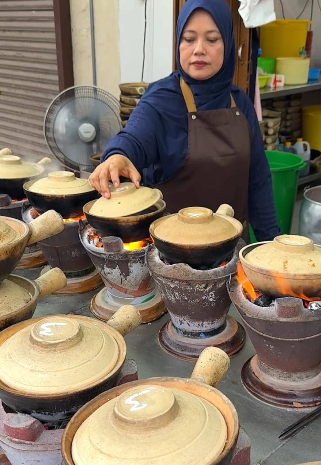The Sizzling Claypot Chicken Rice of Malaysia 📍Restoran Ahmad Muzakin https://maps.app.goo.gl/ZzPy1H8bN2cxJJrw9 ⏰ 11 am open #claypot #chickenrice 