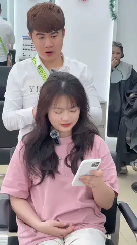 Duỗi hơi nước cho em gái có mái tóc bông xù#LearnOnTikTok #tpvinhxinhđẹp #nhuộmtócđẹptpvinh #duôiphonghoinuoc 