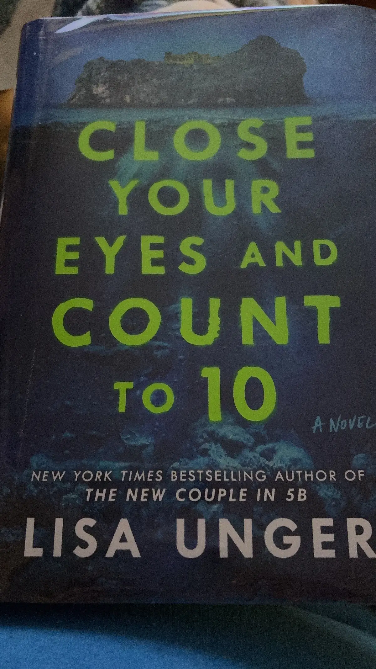 #fyp #book #BookTok #bookworm #bookreview #books #bookclub #bookofthemonth #booksareawesome #bookrecommendations #closeyoursandcountto10 #lisaunger #lisaungerbooks 