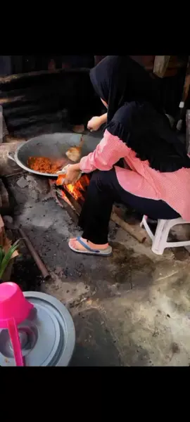 mommy masak rendang guys #shabrinaleanor #indonesianidol #rendang #idulfitri 