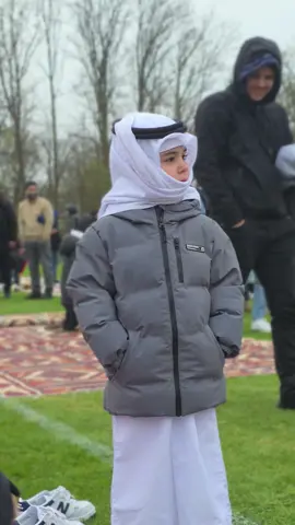 يا جماعة شوفوا هل اناقة  🥺. طفل صغير  من ابناء البوكمال في ديرالزور   قبلية العكيدات  لابس لبس عربي فخم  ✨، وقاعد يصلي صلاة العيد في ألمانيا 🇩🇪.  سبحان الله، منظر مؤثر جدًا  ❤️.  العيد عيدين بهيك مناظر جميلة  😍. وين بتصلوا انتم صلاة العيد؟ 🤔.  أتمنى لكم عيد سعيد وكل عام وأنتم بخير 🎉.  #عيد_مبارك #صلاة_العيد #ألمانيا #aboud_aldakhoul #515  #gelsenkirchen #nrw 