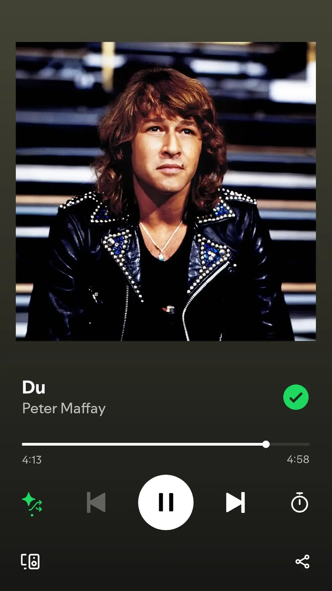 (Lyrics) In deinen Augen steht so vieles, was mir sagt Du fühlst genau so wie ich Du bist das mädchen, das zu mir gehört Ich lebe nur noch für dich Du bist alles was ich habe auf der Welt Du bist alles was ich will Du, du allein kannst mich versteh'n Du, du darfst nie mehr von mir geh'n Seit wir uns kennen ist mein Leben bunt und schön Und es ist schön nur durch dich Was auch gescheh'n mag, ich bleibe bei dir Ich lass' dich niemals im Stich Du bist alles was ich habe auf der Welt Du bist alles was ich will Du, du allein kannst mich versteh'n Du, du darfst nie mehr von mir geh'n (Du, ich will dir etwas sagen, was ich noch zu keinem anderen Mädchen, zu keinem anderen Mädchen gesagt habe: Ich hab' dich lieb, ja, ich hab dich lieb, und ich will dich immer liebhaben. Immer, immer, nur dich) Wo ich auch bin Was ich auch tu' Ich hab' ein Ziel Und dieses Ziel bist du Bist du Bist du Ich kann nicht sagen, was du für mich bist Sag, dass ich dich, dich nie verlier' Ohne dich leben, das kann ich nicht mehr Nichts kann mich trennen von dir Du bist alles was ich habe auf der Welt Du bist alles was ich will Du, du allein kannst mich versteh'n Du, du darfst nie mehr von mir geh'n Du, du allein kannst mich versteh'n Du, du darfst nie mehr von mir geh'n #PeterMaffay #Du #Lyrics #lovesongs #greatesthits #nostalgiamusic #lagubarat #lagupopuler #lagunostalgia #lagukenangan #liriklagu 
