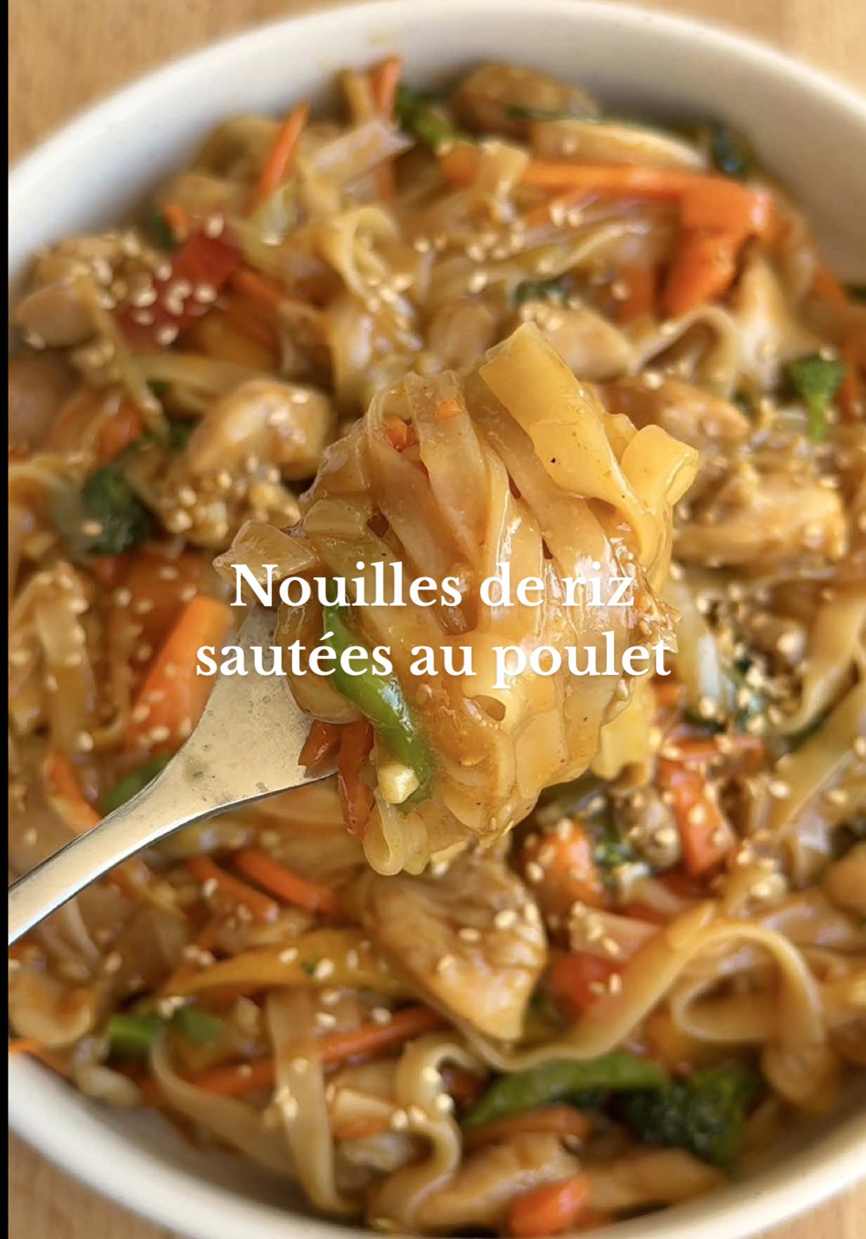 Une tuerie ces nouilles de riz 🍜😋 Tu peux les faire au poulet, au bœuf ou encore aux crevettes c’est prêt en 10 minutes top chrono j’te jure tu vas te régaler !  Pour réaliser cette recette tu auras besoin de :  •Nouilles de riz (faire tremper 15/20 minutes dans une eau à 80/90 degrés)  •Poulet / bœuf ou 🦐  •Oignon & ail 🧅  •Carottes / Poivrons / Pousses d’épinards ou poireaux / 🥬 (tu peux mettre les légumes que tu préfères)  Pour la sauce :  •4 c.à soupe de sauce Yakitori 👌 •2 c.à soupe de sauce soja salé 👀 •1 c.à café de sucre 😁 •1 c.à soupe de sauce sriracha 🌶️ (si t’aimes pas t’en mets pas)  Bon appétit les amis 👨‍🍳  #nouilles #nouilleschinoises #nouillessautées #ideerecette #recetterapide #recettefacile #recettesimple #cuisinefacile #cuisinetiktok #cuisineasiatique 