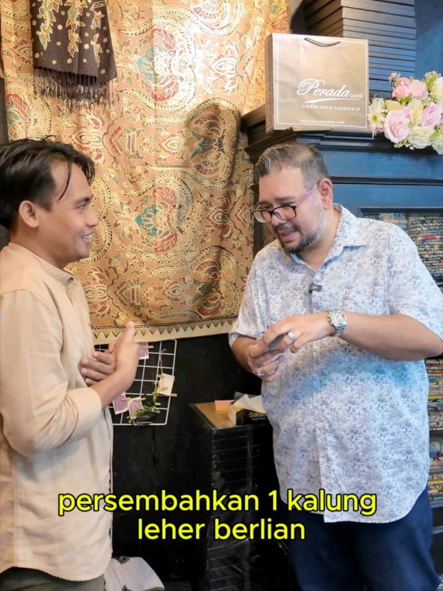 Ngomong-ngomong di Thamrin, tiba-tiba ditegur sama cowok ini. Yuk liat apa kejutan yang aku kasih ke dia! #fyp #cikgushaari #rezeki #kejutan #indonesia #thamrin #bahagia #bahagiacaracikgushaari 
