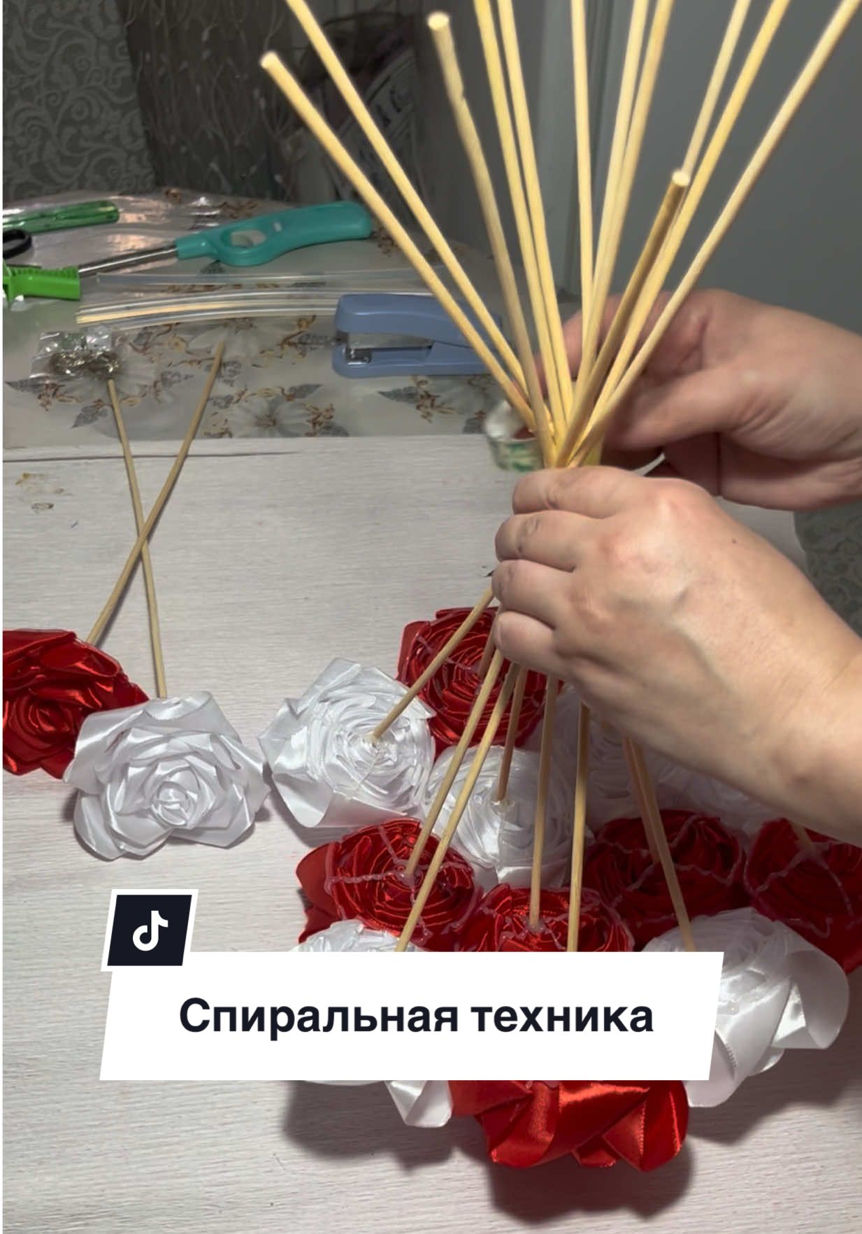 Надеюсь понятно объяснила про спиральную технику сборки роз🫰. #спиральнаятехникабукета #розыизатласнойленты 