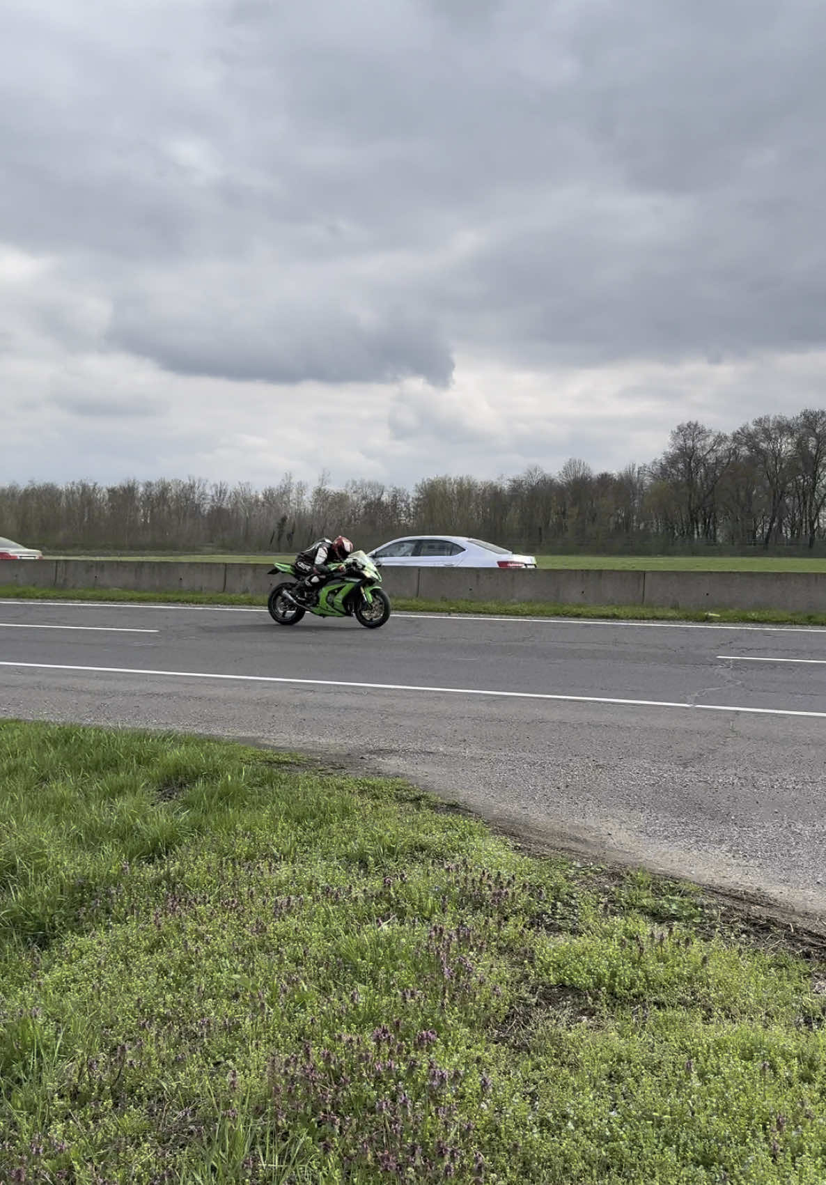 🫠🫠🫠 THIS SOUND❤️‍🔥 #zx10r #kawasaki #motorcycle #racer #bikelife #flyby #scproject 