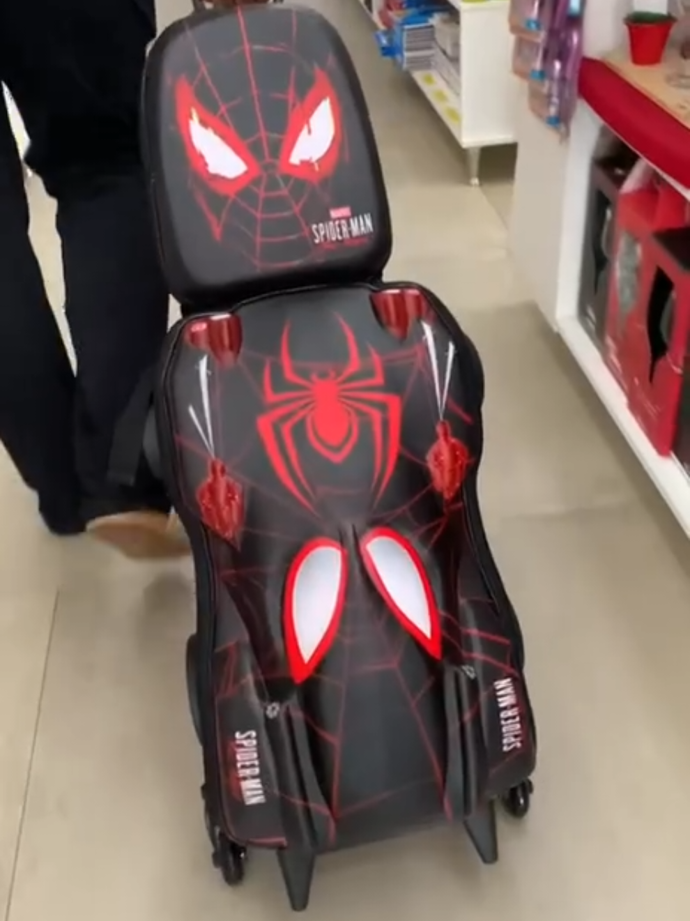 Leve a aventura do Homem-Aranha para a rotina escolar do seu filho! 🕷️🎒 Com o  **Kit Mochila 3D com Rodinhas e Lancheira Homem-Aranha Miles Morales da MaxToy** perfeito para os fãs do herói que desejam estilo e praticidade no dia a dia escola. Destaques do produto: - Design 3D impressionante: Estampa em alto-relevo do Miles Morales, trazendo o universo do Homem-Aranha para mais perto das criança. - Conjunto completo: Inclui uma mochilete com rodinhas e uma lancheira térmica, ambos com detalhes vibrantes e acabamento de qualidade. - Conforto e praticidade: Mochilete equipada com alças ajustáveis e rodinhas resistentes, facilitando o transporte dos materiais escolares. - Lancheira térmica: Mantém os alimentos na temperatura ideal, garantindo refeições sempre frescas e saborosa. Proporcione ao seu pequeno herói uma experiência escolar cheia de ação e estilo com este kit exclusivo! 🕒 Para receber o link, digite 