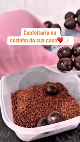 💸 Amor por doces + lucro fácil?  Brigadeiros sem fogo: textura perfeita, vendas direto da cozinha e dicas para precificar sem medo.  🔥 Clique no link da bio e transforme seu hobby em renda!  #docesgourmet #facavocetambem
