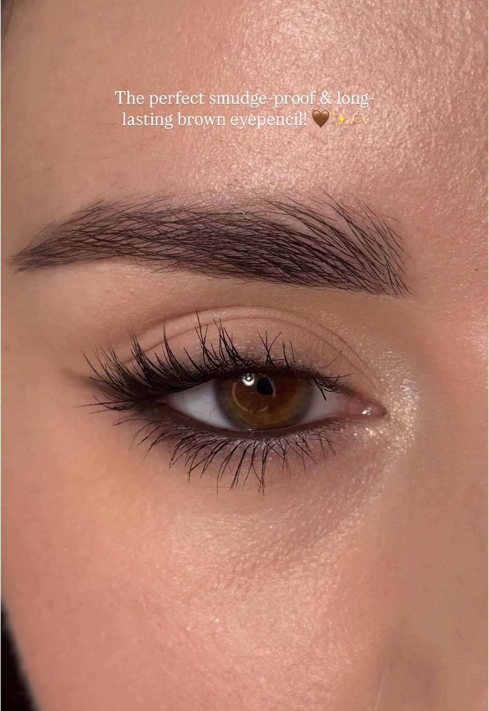 so many questions about the most long-lasting pencil for the waterline, so I had to make a video featuring this one from @lancomeofficial ! I literally use it every day, and it does NOT budge 💁🏻‍♀️ ——— @Lancôme proof Eyepencil „chocolat” {współpraca z lokowaniem produktu}  @Rare Beauty Highlighter „enlighten” #eyemakeuptutorial #eyelinertutorial #makeup #lancomepoland 