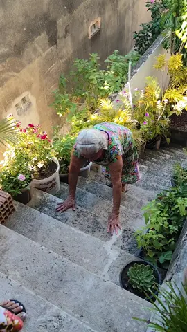essa vovó Maria só apronta kkkkk olha como ela subiu a escada.kkkk🤭😂😂😂😂😂
