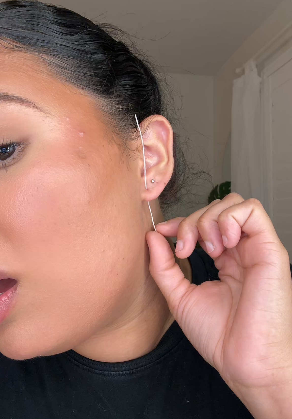 this was the weirdest feeling 🥴🤢 but satisfying at the same time 😅 my ears def needed to be cleaned tho and this was on sale so 🤷🏽‍♀️ #earcleaning #piercingcleaningstring #SelfCare #tiktokshopspringglowup #tiktokshopcreatorpicks #springtok #springbreak #piercings #piercingcleaning #satisfying #tiktokshoprestock #piercingholecleaner 