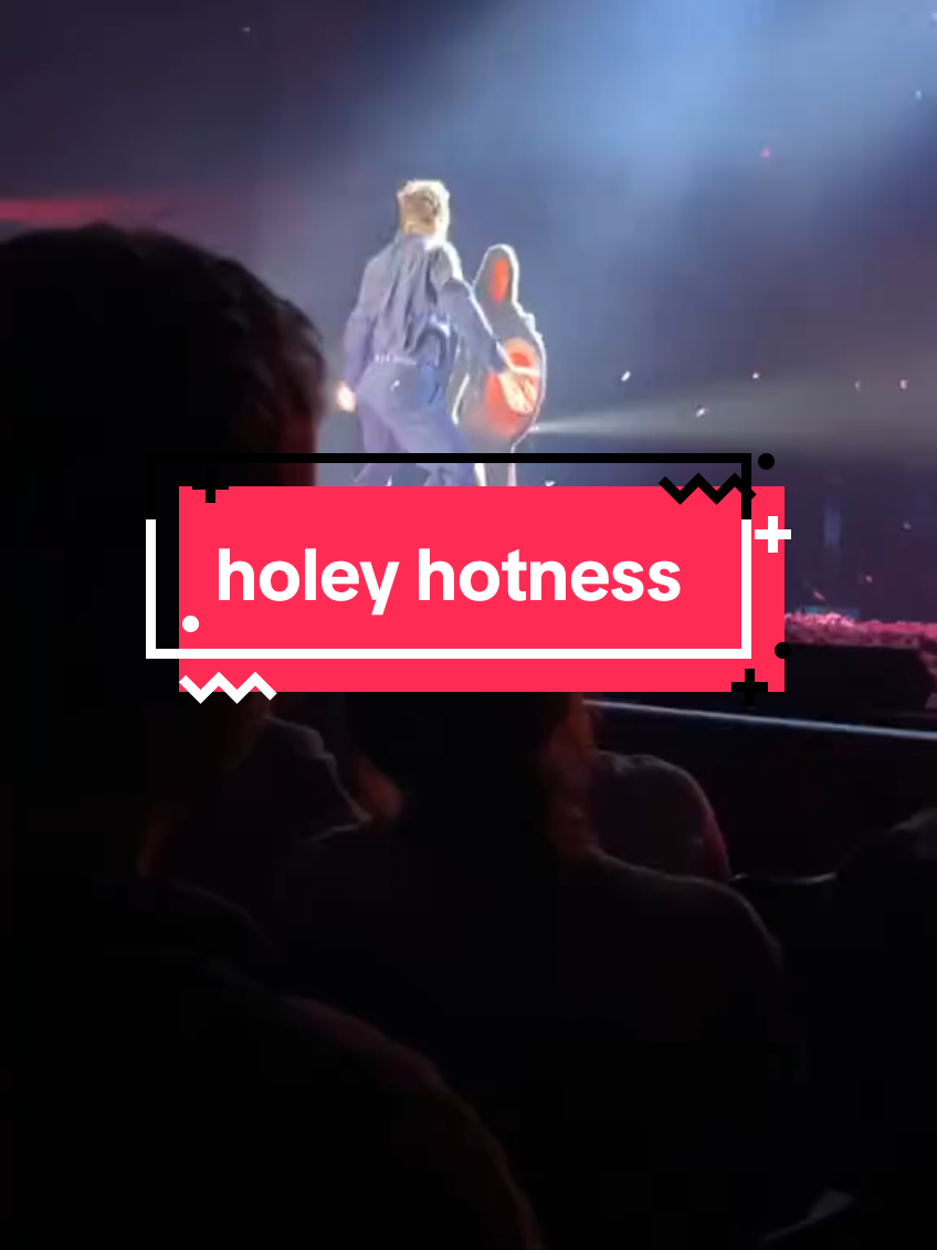 holey hotness 🔥 #TomHiddleston #shakespeare #jamielloyd #MuchAdoAboutNothing #lokilaufeyson #haleyatwell #captaincarter 