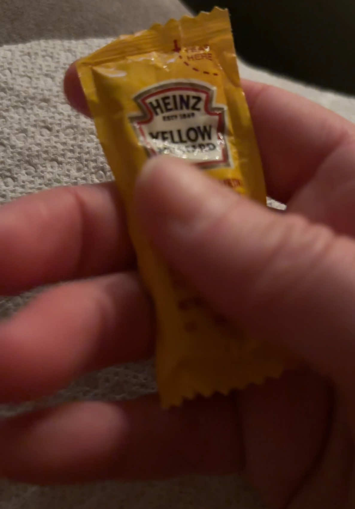 Sauce packet squirt ASMR #fyp #fypシ #asmrsounds #lofiasmr #saucepacketasmr @heinz 