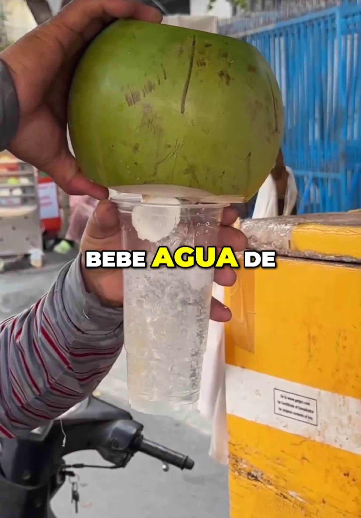Bebe agua de coco si quieres tener un vientre más plano  Guárdalo y compártelo con alguien que te importe🍍 #salud #consejossaludables #vidasana #nutrición #fruta