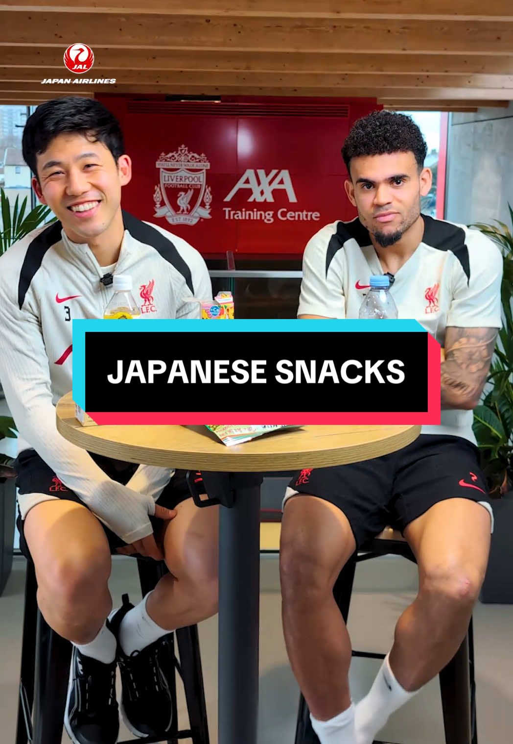 “It’s spicy…” 🥵🤣 Endo gets Lucho to sample some Japanese snacks 🇯🇵 @JAPAN AIRLINES【公式】  🙌